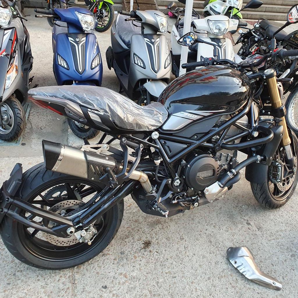 Benelli 752S Нержавеющая сталь Средний наклон Выхлоп Scorpion из углеволокна