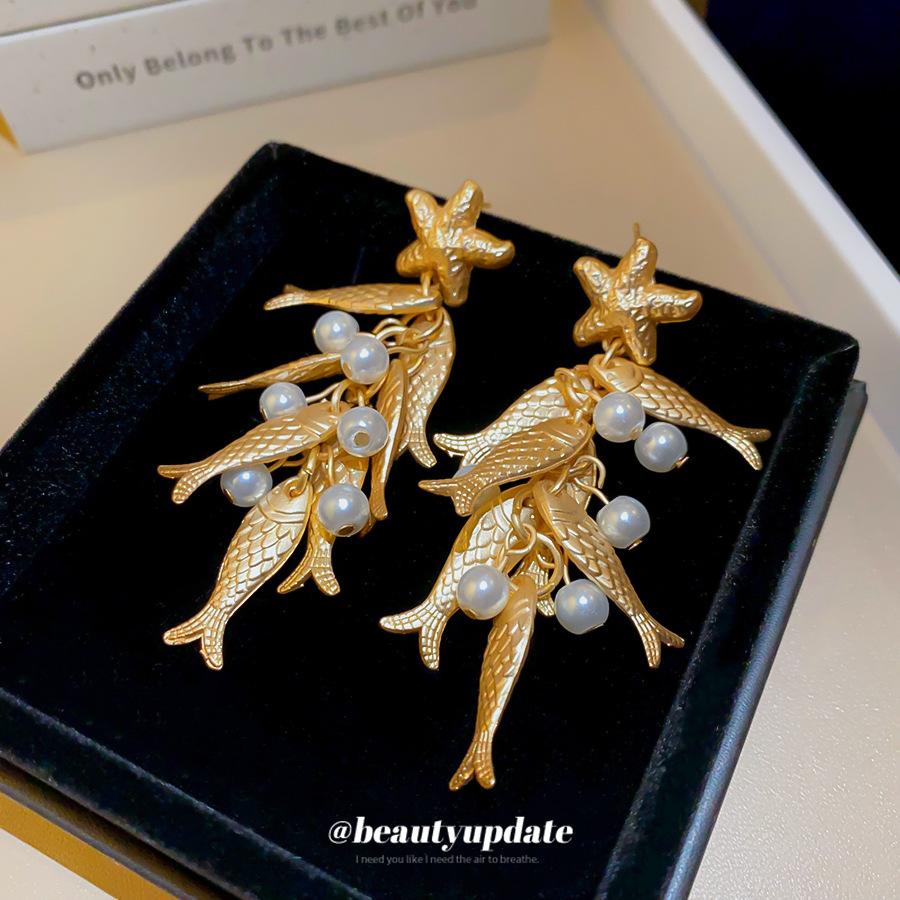 Silver Needle Metal Style Pearl Folded Star Small Fish Tassel Earrings, Premium Niche Personalized Fashion Earrings for Women
