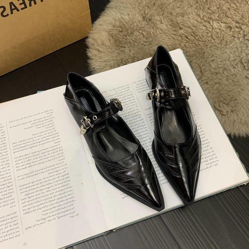 Остроносые одинарные туфли женские весенние ретро однословные пряжки с легким ртом на низком каблуке маленькие кожаные туфли нишевая редкая обувь