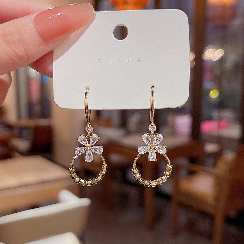 Модные серьги-цветы из циркония для женщин — универсальные и элегантные заушники