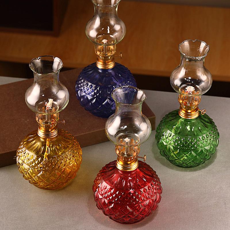 Масляная лампа перед Буддой, создающая атмосферу кемпинга. Осветительное приспособление