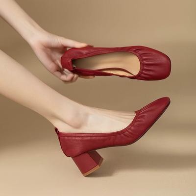 Женские красные туфли-лодочки на каблуках средней толщины с квадратным носком, элегантные женские туфли на каблуках без застежек, свадебные туфли из мягкой кожи
