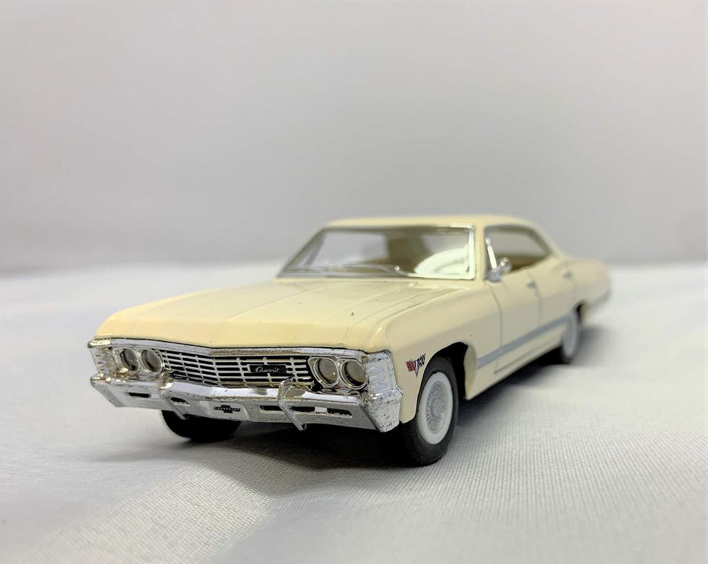 KiNSMART 1/43 Scale 1967 Chevrolet Impala Pullback Diecast Car (White)