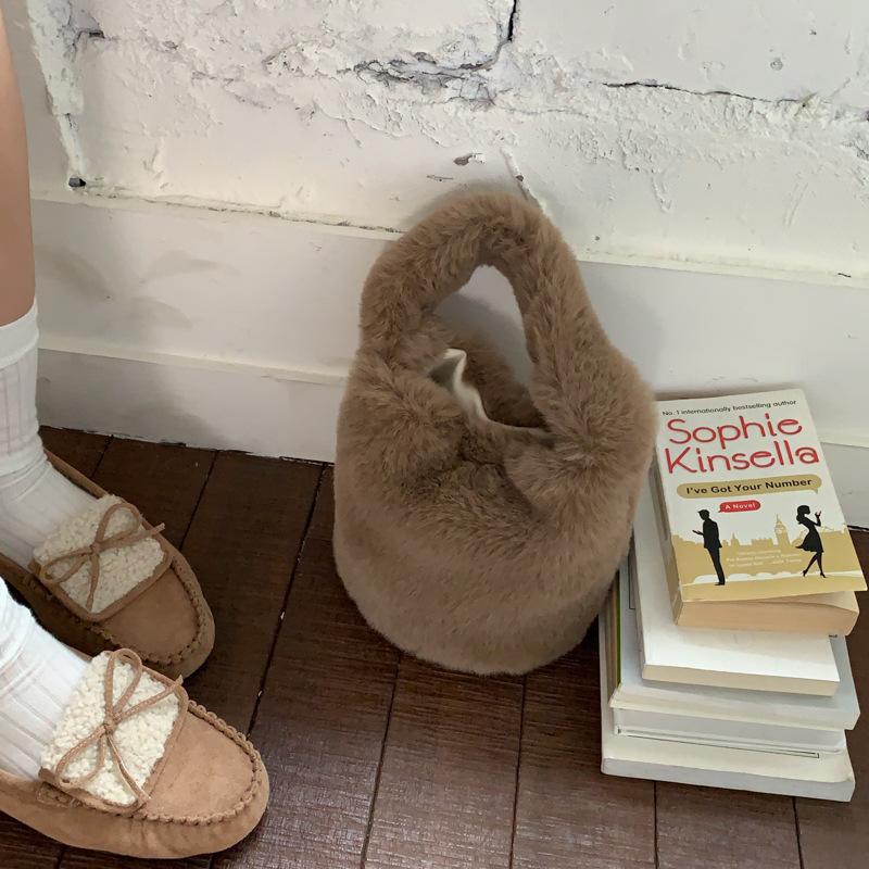 Плюшевая сумка женская осень и зима 2025 новая повседневная нишевая дизайнерская плюшевая сумка-тоут популярная сумка-ведро