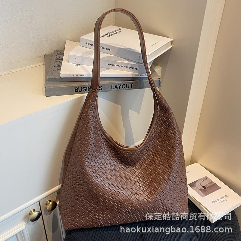 Ретро сумка женская большой вместимости 2025 новая осенне-зимняя повседневная на плечо сумка-тоут для мамы и ребенка премиальной текстуры для поездок на работу