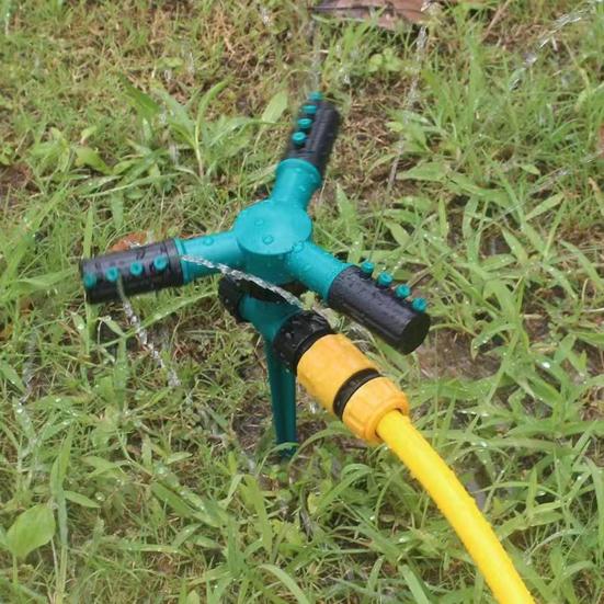 Спринклер для газонов с колышками Конструкция с 3 рычагами Большая площадь покрытия Устойчивость к утечкам Регулируемый Простой