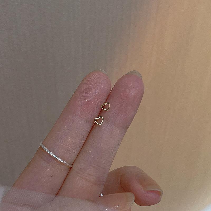 Asymmetrical Love Stud Earrings Light Luxury Niche Design Sense Hollow Heart Earrings Temperament Earrings
