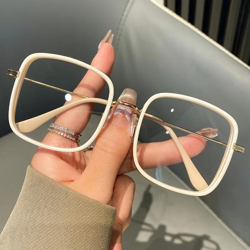A New Set of Fashionable and Trendy Flat Lens Frame Glasses with High Aesthetic Value and No Makeup