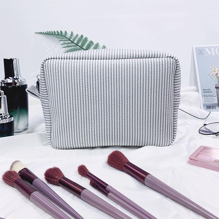 Полосатая косметичка из сирсакера - Дорожный несессер в индийском стиле