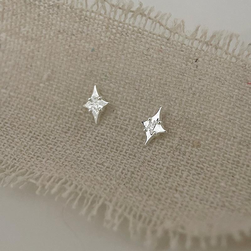 Серьги-гвоздики в форме крестообразной звезды, женские летние простые и маленькие серьги в форме пятиконечной звезды, легкие роскошные украшения для ушей