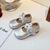 Девочки кожаные туфли 2025 новые детские туфли принцессы с жемчужным бантом девочки показ одинарные туфли мягкая подошва Мэри Джейн