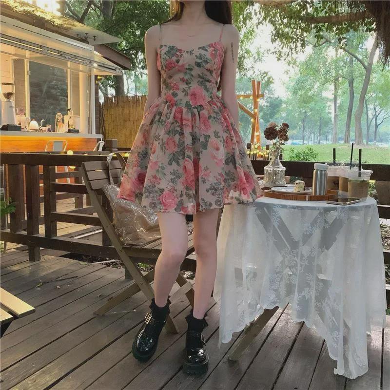 Узкое платье-трапеция с высокой талией и цветочным принтом — французский стиль, короткая юбка на весну и лето