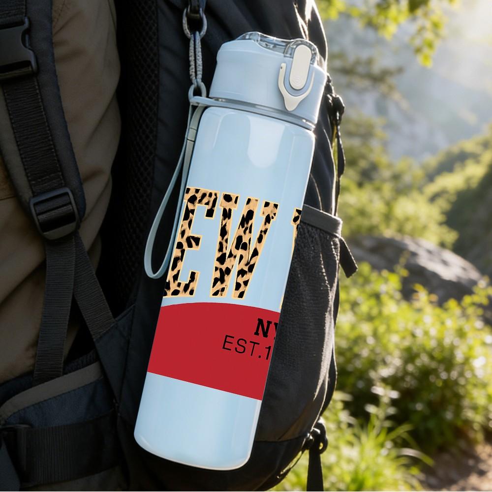 1PC New York Vintage Badge Print 750ml Color Plastic Sports Water Bottle Leakproof Flip Straw Lid Suitable for Sports Office Home Use