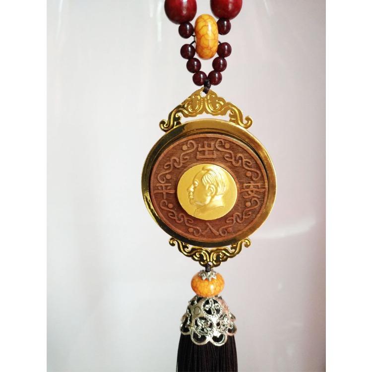 Chairman Mao's sandalwood car pendant and wooden handicraft souvenirs will be sold as gifts