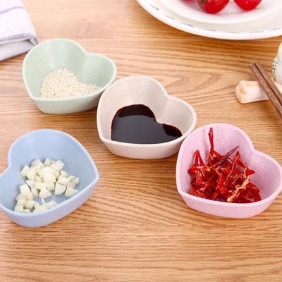 Миска из пшеничной соломы в форме сердца с уксусом и твердым соевым соусом