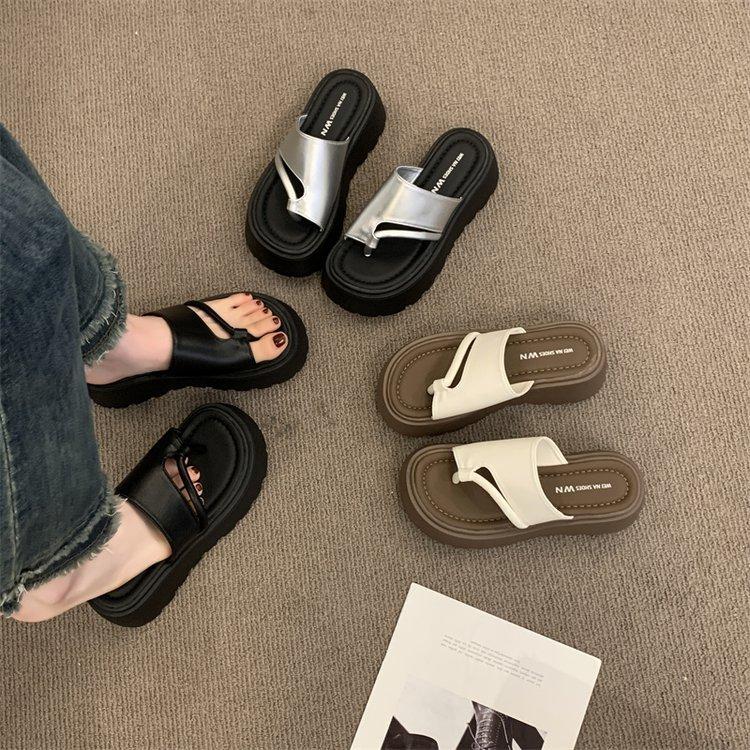 Толстоподошвенные увеличенные шлепанцы с перемычкой для лета женские шлепанцы 2025 новые популярные юбочные пляжные сандалии