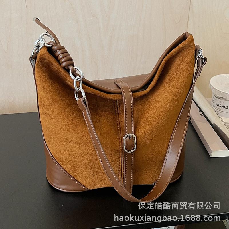 Ретро сумка женская большой вместимости 2025 новая осень и зима универсальная простая сумка через плечо популярная сумка-ведро для поездок в этом году