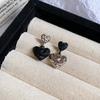 Серьги-гвоздики «Серебряная игла» с многослойными черными цветами — элегантные, модные, высокого класса, с универсальным дизайном.