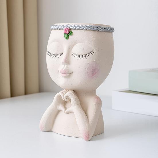 Суккулентный горшок Маленькая девочка с закрытыми глазами и жестом сердца Отверстие для дренажа Лицо