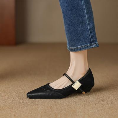 Туфли-лодочки Мэри Джейн на низком каблуке с острым носком и неглубокой подошвой. Модные туфли для офиса и вечеринок на высоком каблуке. Кожаные туфли с пряжкой и ремешком.