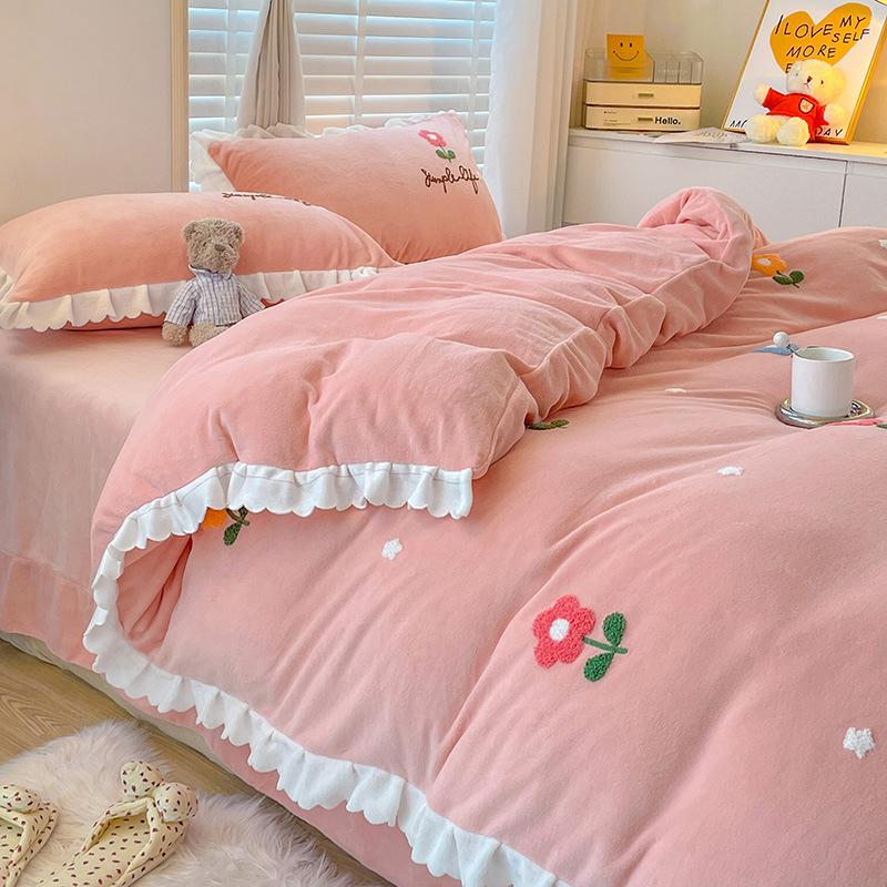 Зимнее утолщенное молочное бархатное полотенце с вышивкой, постельное белье из четырех предметов, антистатическое двустороннее бархатное коралловое бархатное теплое простынь, пододеяльник