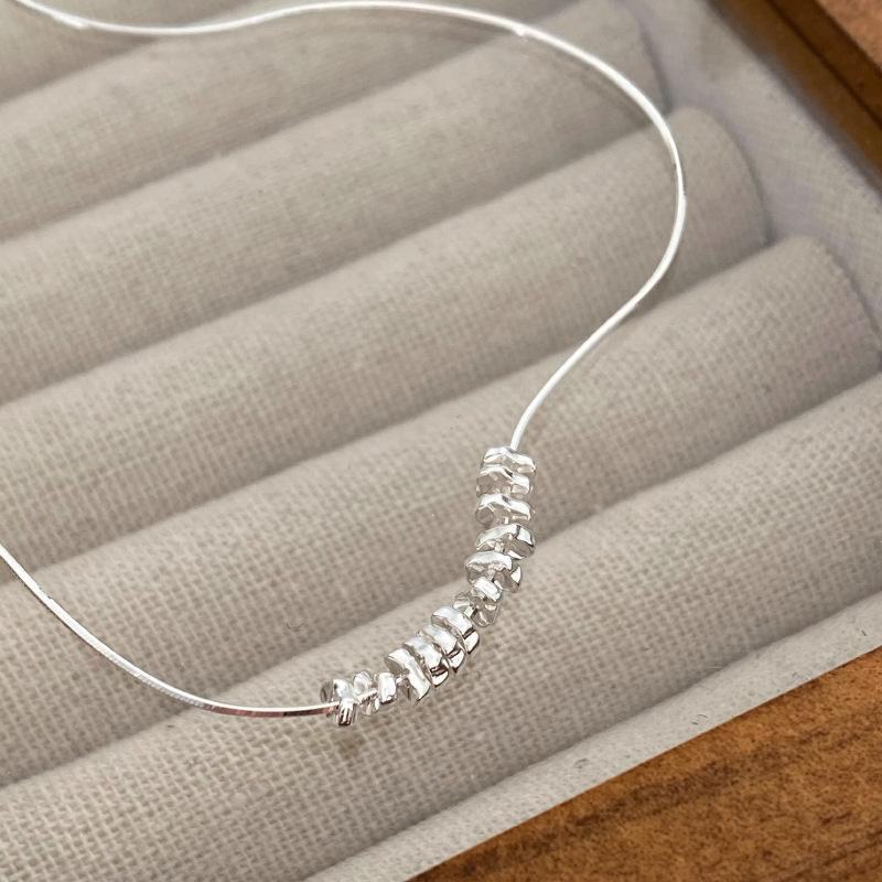 Минималистичное серебряное ожерелье-цепочка в виде змеиной кости — элегантный и универсальный модный аксессуар для женщин высшего класса.