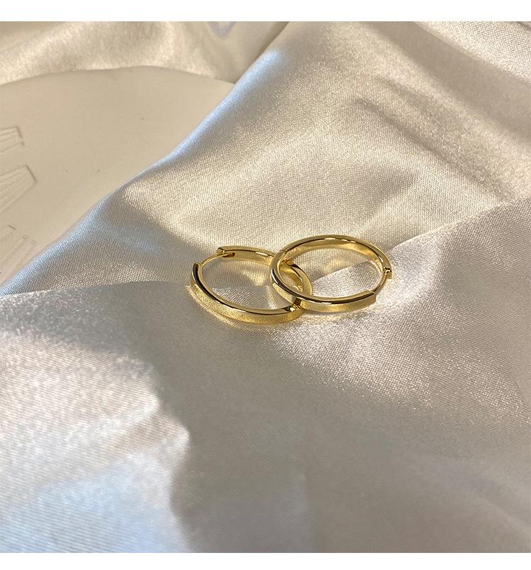 Минималистичные ретро-серьги в холодном стиле: Высококачественные, уникальные, универсальные ушные клипсы с уникальным дизайном и неподвластным времени характером.