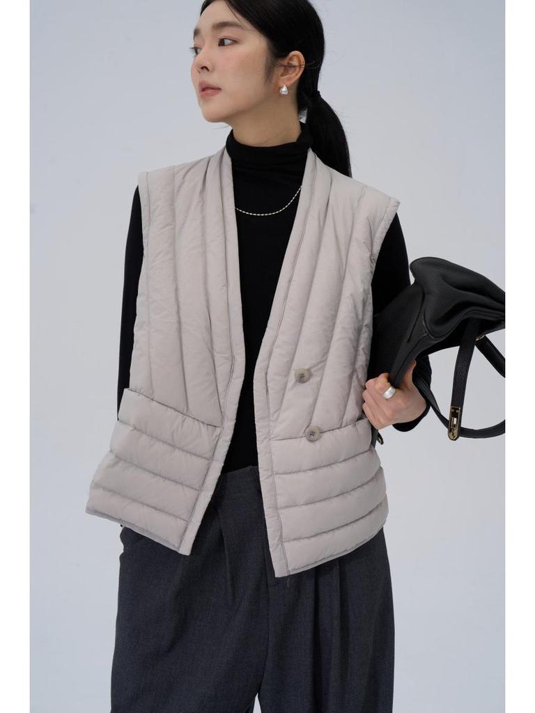 Женский пуховый жилет с V-образным вырезом - 90% пуха, без рукавов, приталенный, для осени и зимы.