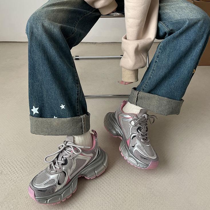 Демонстрация ног, маленьких и универсальных, папиных туфель на высокой платформе, женская новая весенняя модель 2025 года в гонконгском стиле, легкая и ретро-спортивная обувь