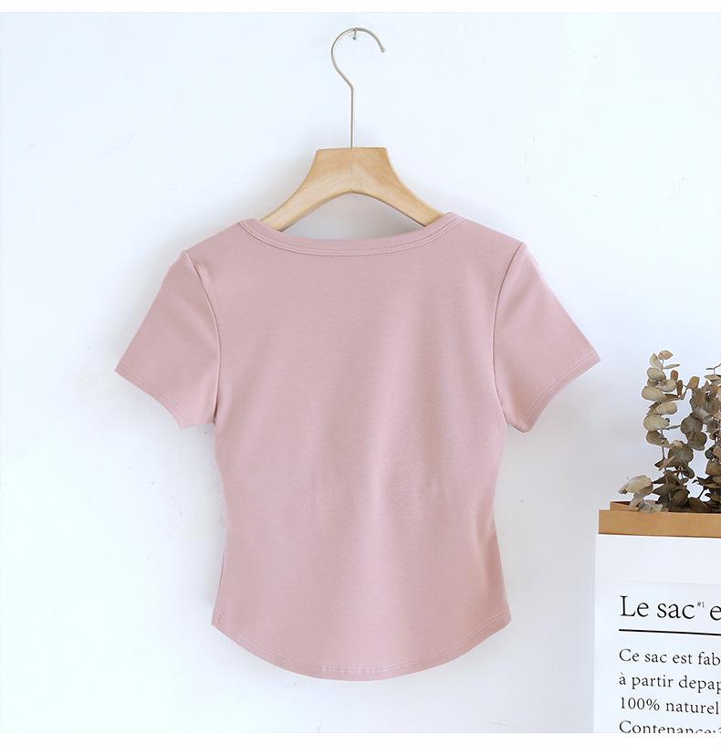 Женская футболка с коротким рукавом, подкладкой под грудь, неровным подолом, квадратным воротником и лифом-бюстгальтером — идеальный вариант для лета.