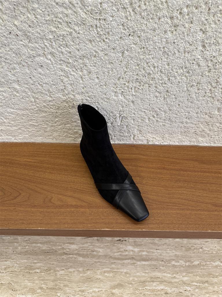 Корейская версия модных замшевых ботинок с квадратным носком для женщин 2025 осень-зима новая темпераментная тонкая обувь с задней молнией короткие ботинки для w