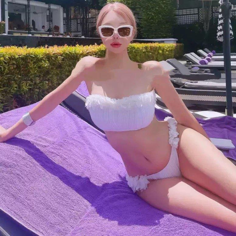 Korean style pure and alluring swimsuit, feminine triangle bikini, Instagram influencer hot girl style swimsuit