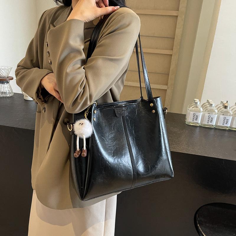 Ретро сумка женская сумочка 2025 осень и зима новая универсальная широкая плечевой ремень сумка-мессенджер большая вместимость сумка-тоут