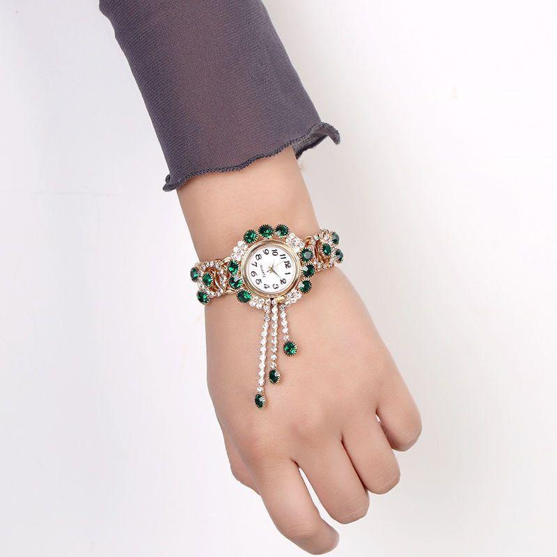Новые популярные женские часы с золотым браслетом в стиле ретро, ​​часы с кисточками и дикими стразами, корейская версия, трендовые ювелирные часы