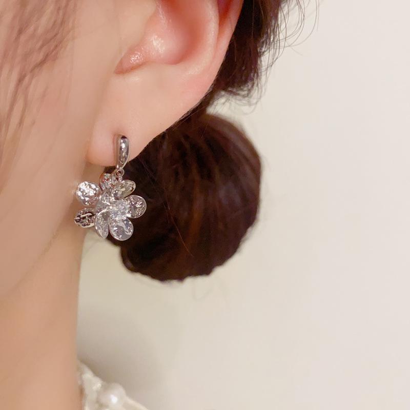 Vintage French Style Minimalist Metal Double Sided Flower Dangle Earrings For Women