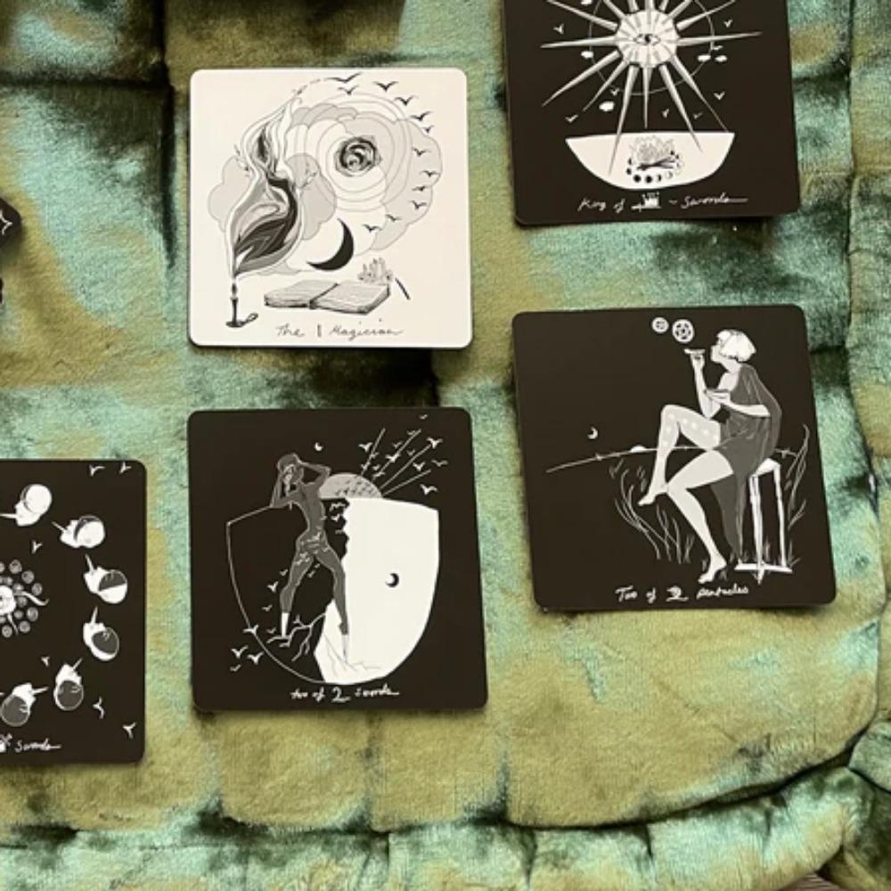 7,5*7,5 см Таро Темных Дней: 78-карточные иллюстрации и колода для гаданий, вдохновленная божественной женской энергией, черно-белая