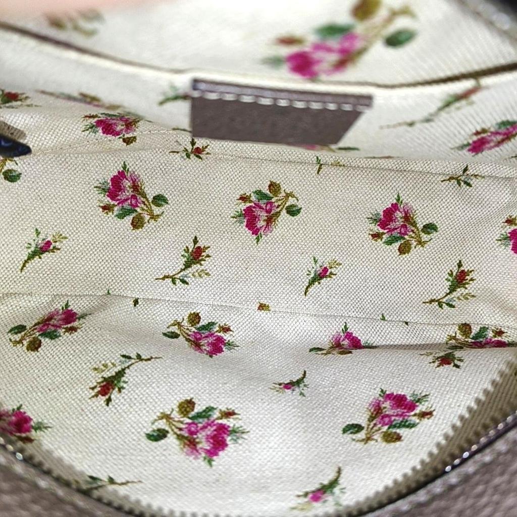 [Б/У] Серия Neo Vintage Металлический логотип с золотой фольгой Металлическая голова тигра Монограмма Холст и кожаная сумка для камеры - Очень хорошее состояние #1QYB43D