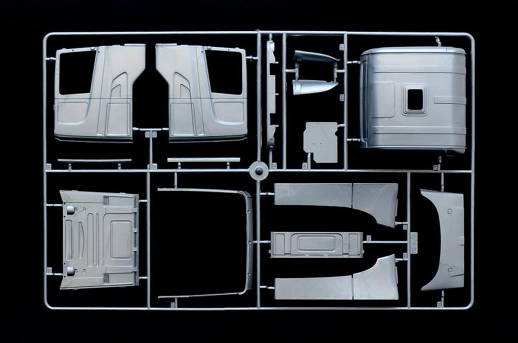 Пластиковая модель тягача PLATZ Italeri Scania R730 Streamline 4x2 Silver Griffon IT3906 1/24 (Машина)