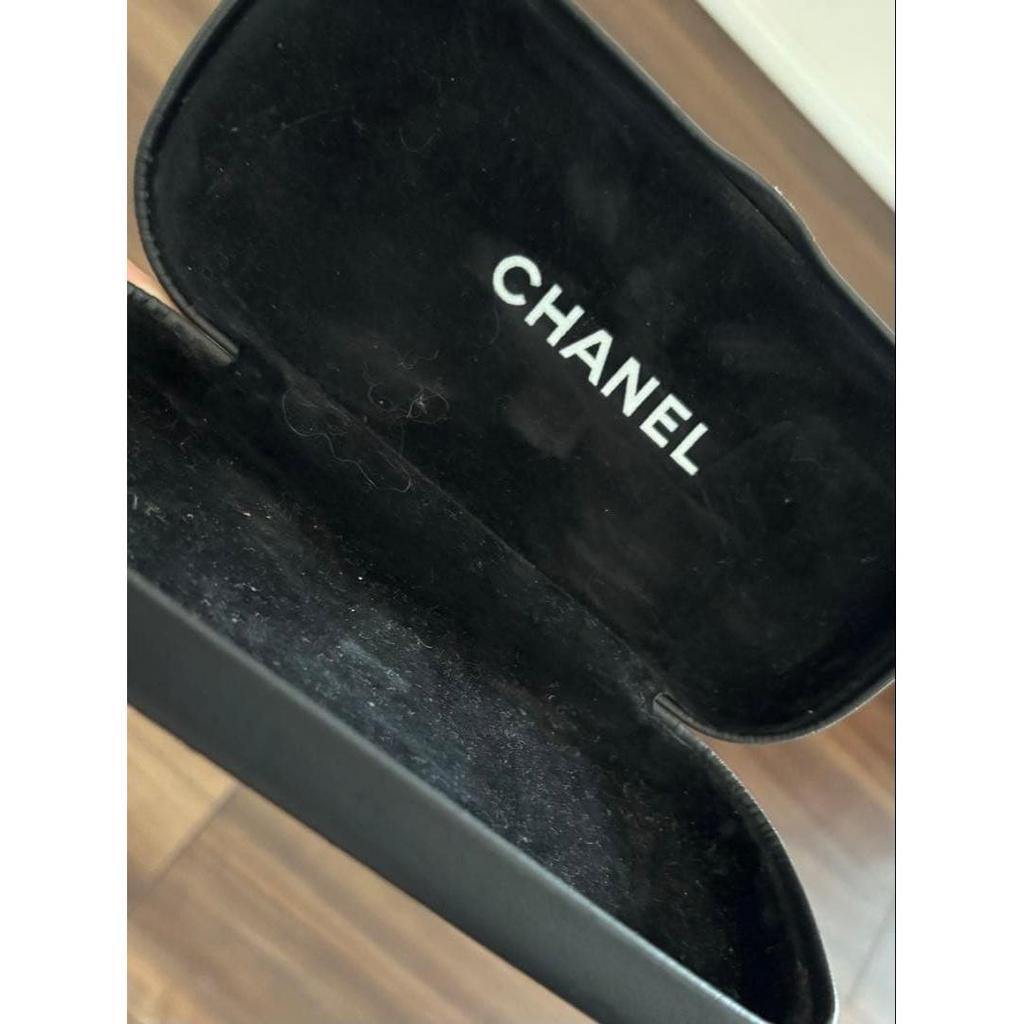 Б/у солнцезащитные очки CHANEL черные с логотипом