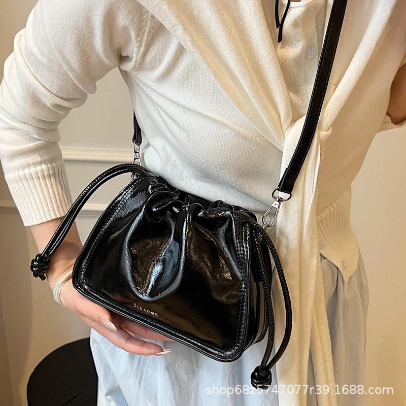 Korean Version Ins Chain Small Bag Women's 2025 New Foreign Style Pleated Hand Bucket Bag Commuter Shoulder Messenger Bag