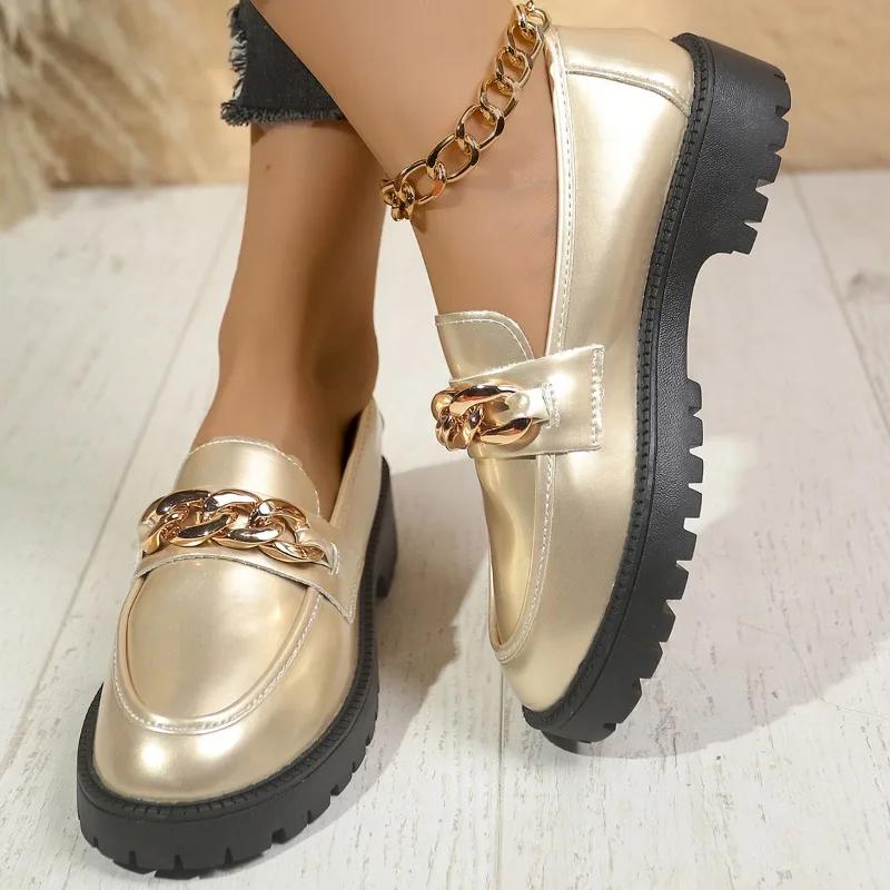 Женская обувь 2024 года. Лоферы. Женские туфли на высоком каблуке. Классические офисные туфли-лодочки. Женские туфли с металлическим украшением и цепочкой на круглом носке. Туфли на среднем каблуке для женщин.