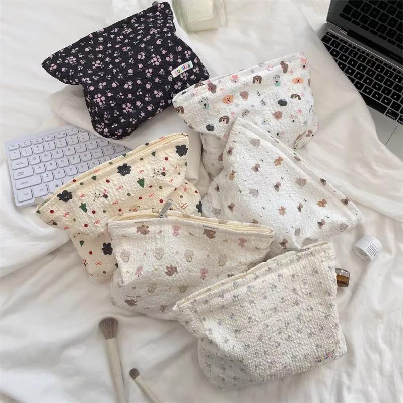 Large Capacity Portable Travel Cosmetic Organizer Wash Bag Embossed Cartoon Cosmetic Bag Women Makeup Bags Skincare Storage Bag