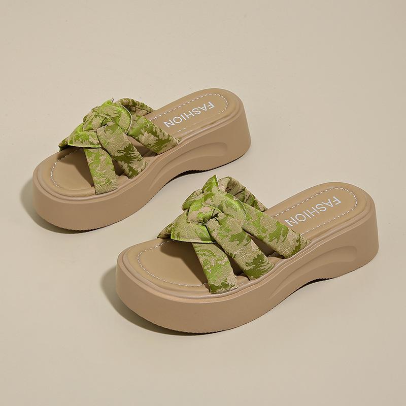 Маленькие легкие и прохладные тапочки для женской летней носки на толстой подошве, новая модная юбка, нескользящая пляжная обувь с увеличением высоты 2025