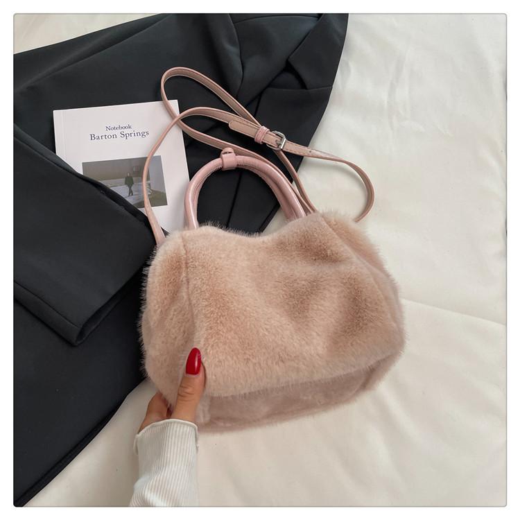 Милая пушистая сумка-ведро женская 2025 новая осень и зима зарубежный стиль нишевая плюшевая сумка-ведро на плечо сумка-мессенджер