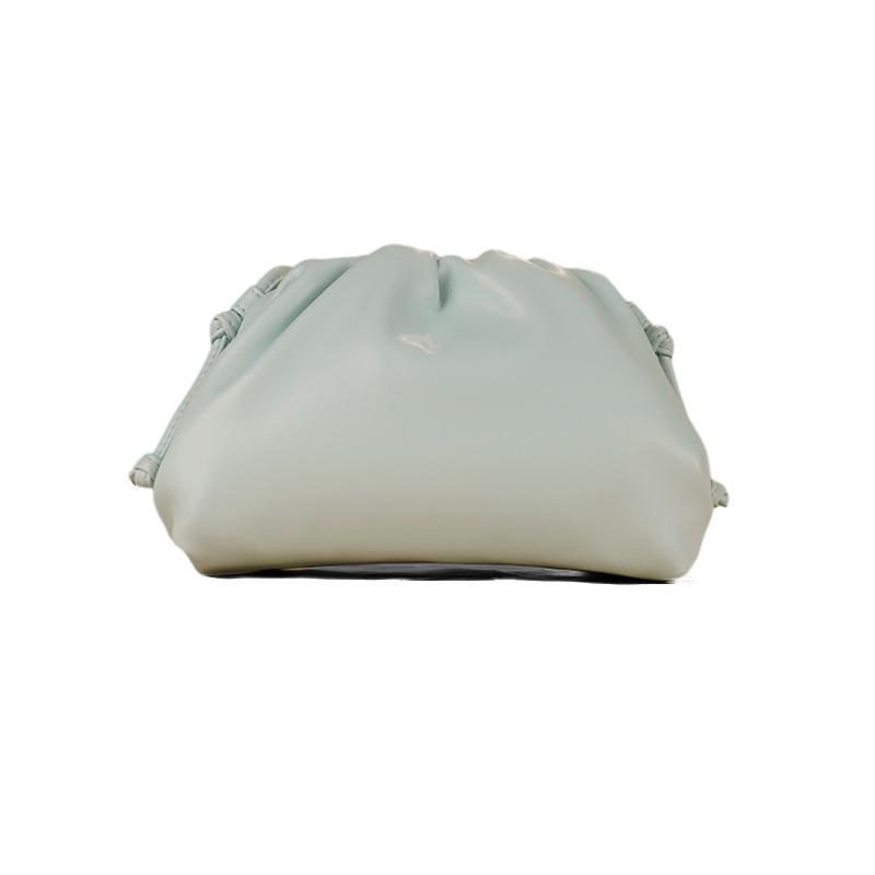 Женская сумка 2024 года из мягкой кожи с плиссировкой — вечерняя, наплечная и сумка-мессенджер с однотонной текстурой.