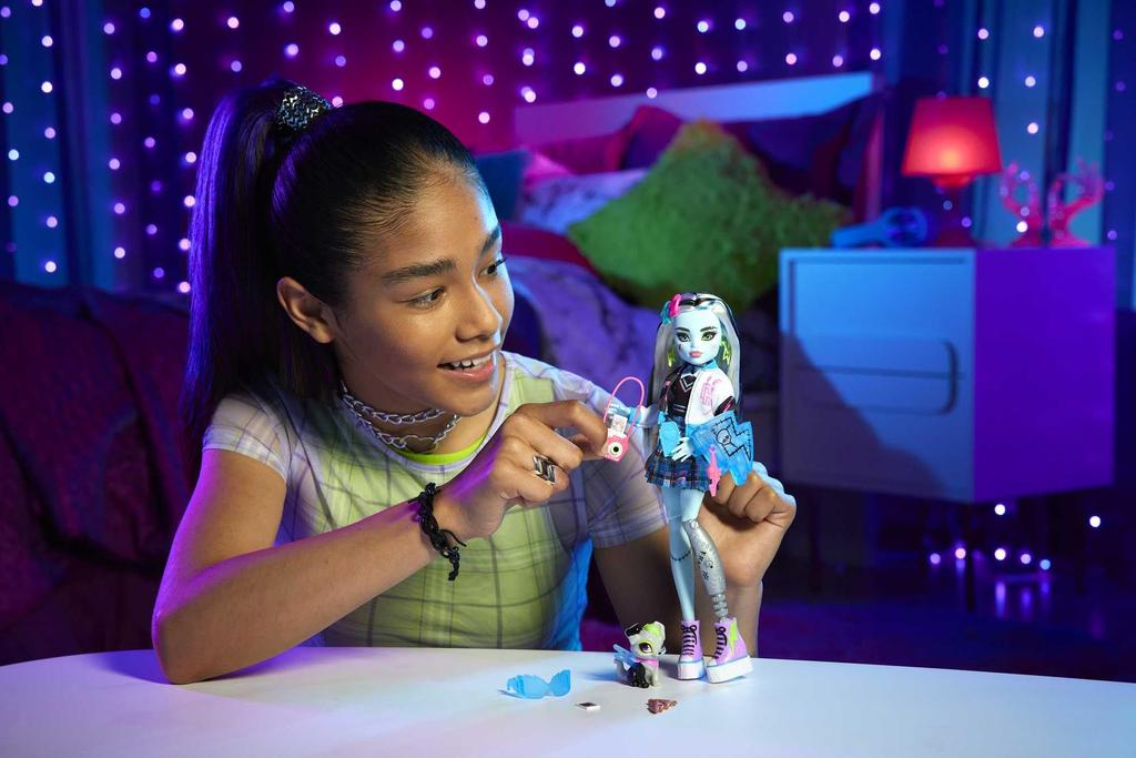 Monster High Poupée Frankie Stein Avec Accessoires Et Animal De Compagnie, Poupée Mode Articulée, Cheveux Méchés Noirs Et Bleus, Jouet Enfant, Dès 3 A