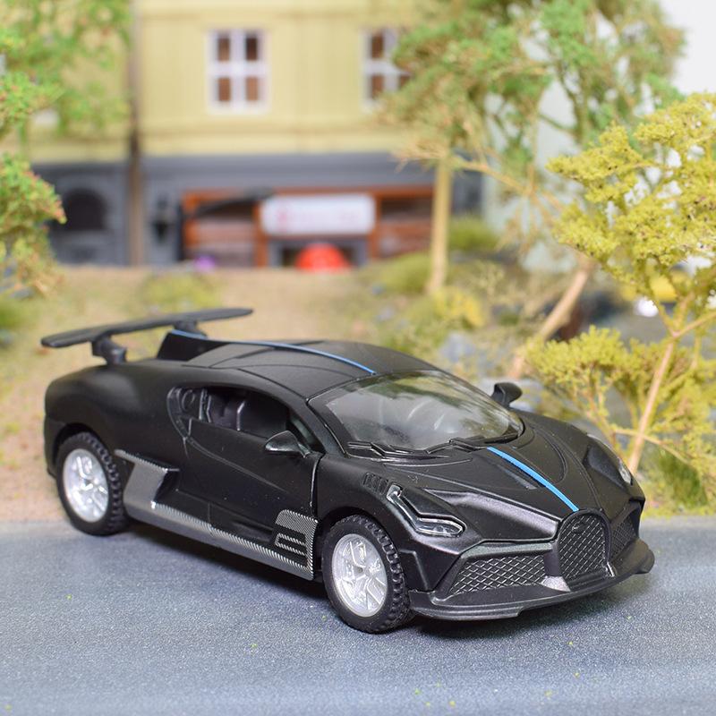 Отскок спортивного автомобиля из сплава Bugati