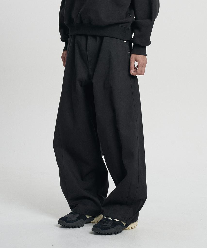 MOO Curved Incision Balloon Chino Pants - Black