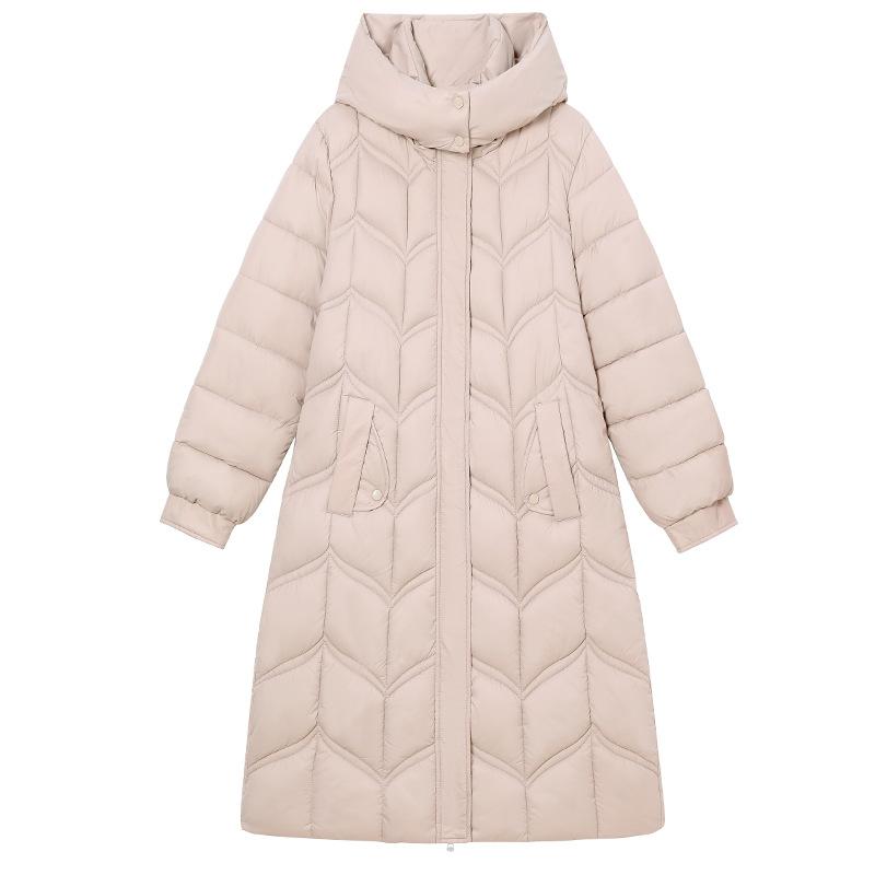 Одежда средней и большой длины. Зимняя съемная шапка. Куртка облегающего кроя для мам среднего возраста.