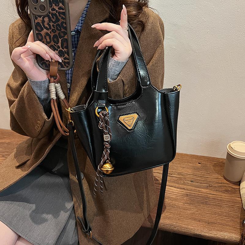 Autumn and winter retro portable tote bag women's 2025 new bag high-end sense versatile niche design shoulder messenger bag